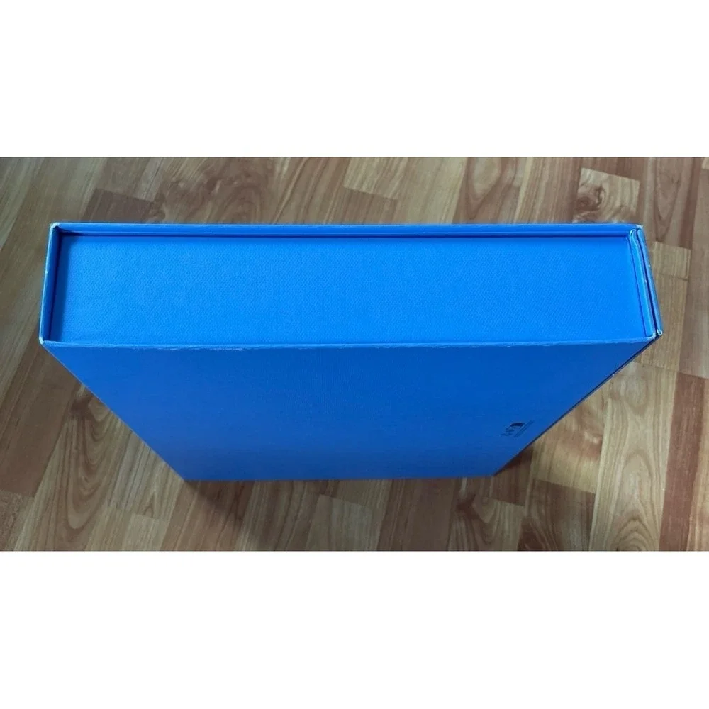 Saniya's empty box with magnet‎ lid